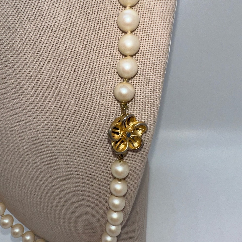 Vintage gold tone flower clasp faux crème colored pearl necklace - Picture 2 of 6
